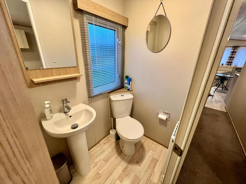 2 Bedroom Lakeview Lodge - Ensuite & Balcony Deck Карнфорт Екстер'єр фото