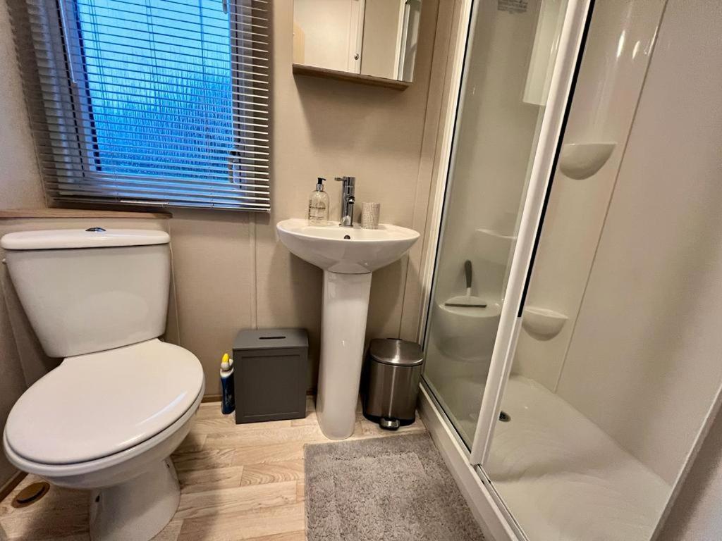 2 Bedroom Lakeview Lodge - Ensuite & Balcony Deck Карнфорт Екстер'єр фото