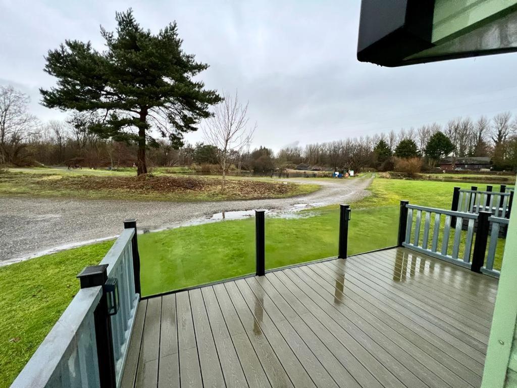 2 Bedroom Lakeview Lodge - Ensuite & Balcony Deck Карнфорт Екстер'єр фото