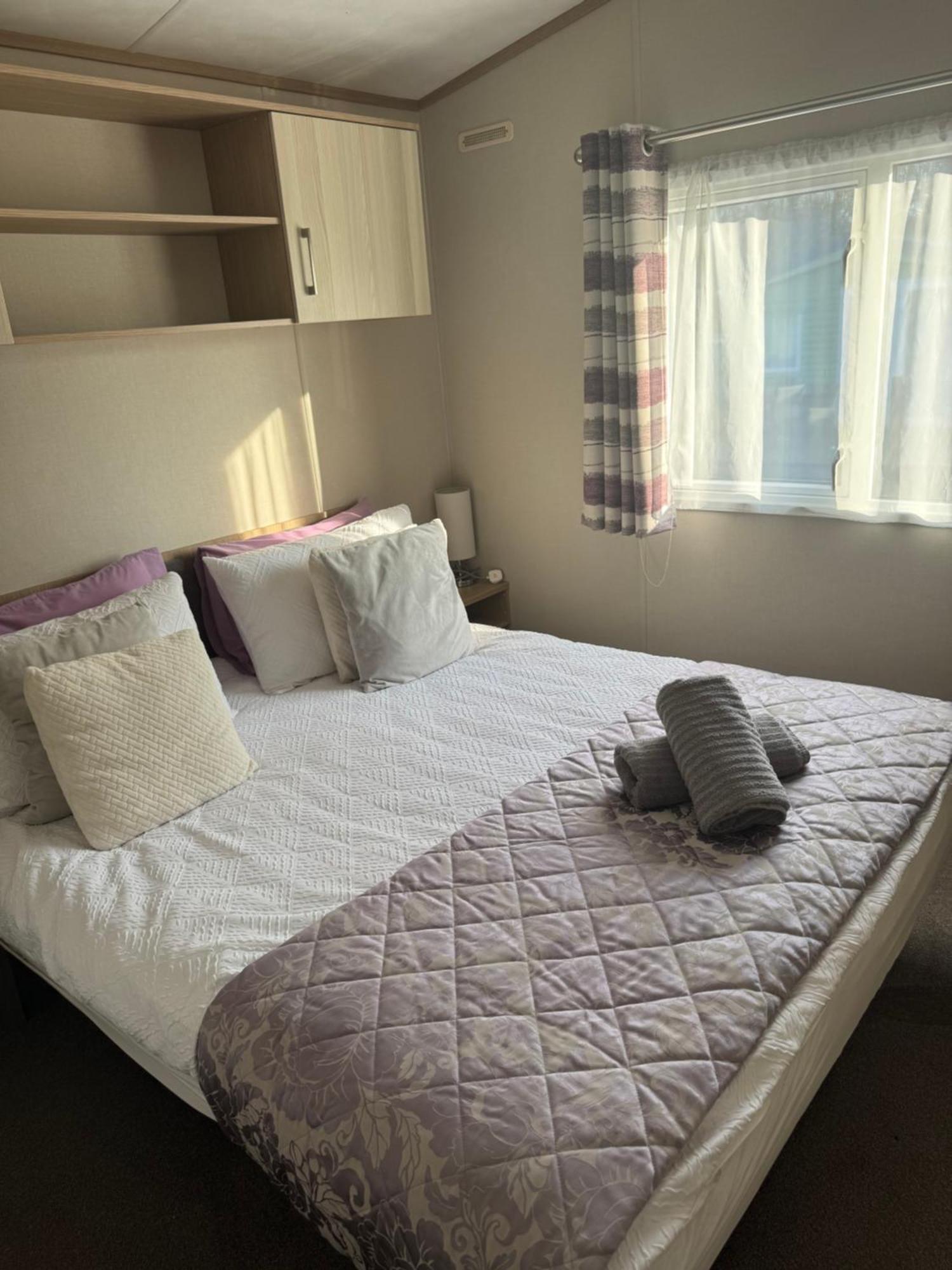 2 Bedroom Lakeview Lodge - Ensuite & Balcony Deck Карнфорт Екстер'єр фото